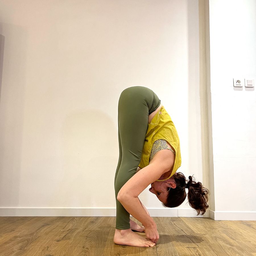 chakra de la gorge posture de yoga pince debout